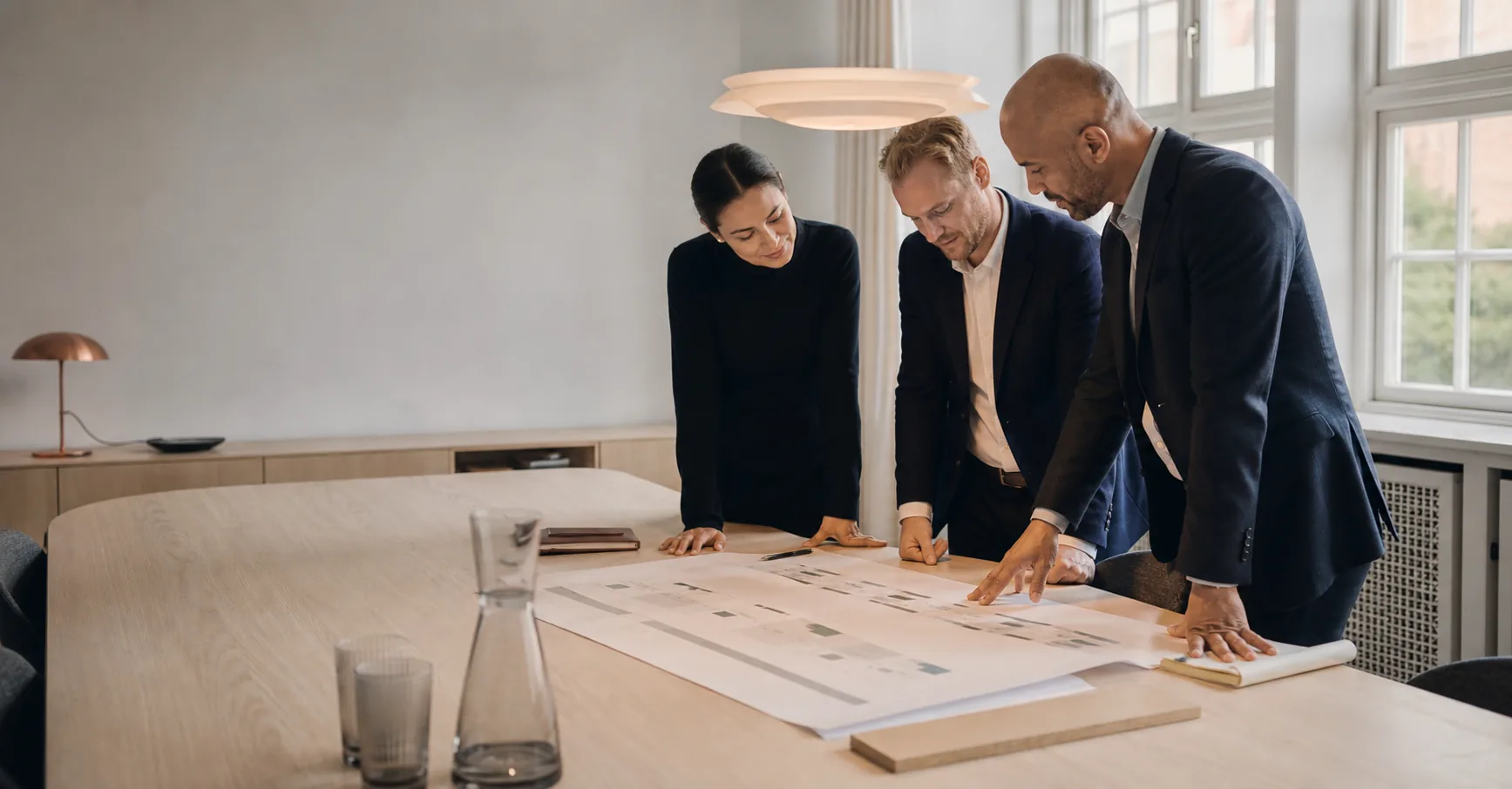 Ledelsesgruppe arbejder sammen om en strategisk model